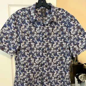 Mens short sleeve button up. H&M. Size Large.